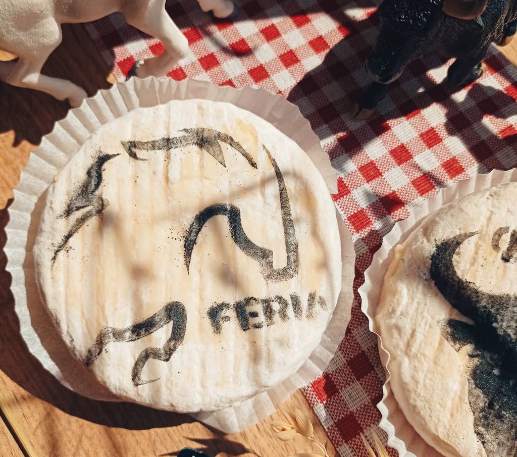 Décoration d’un fromage à l’aide d’un pochoir