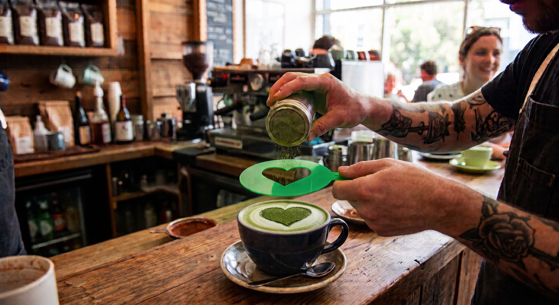 Sublimer cafés et cocktails : pourquoi adopter le pochoir sur mesure ?